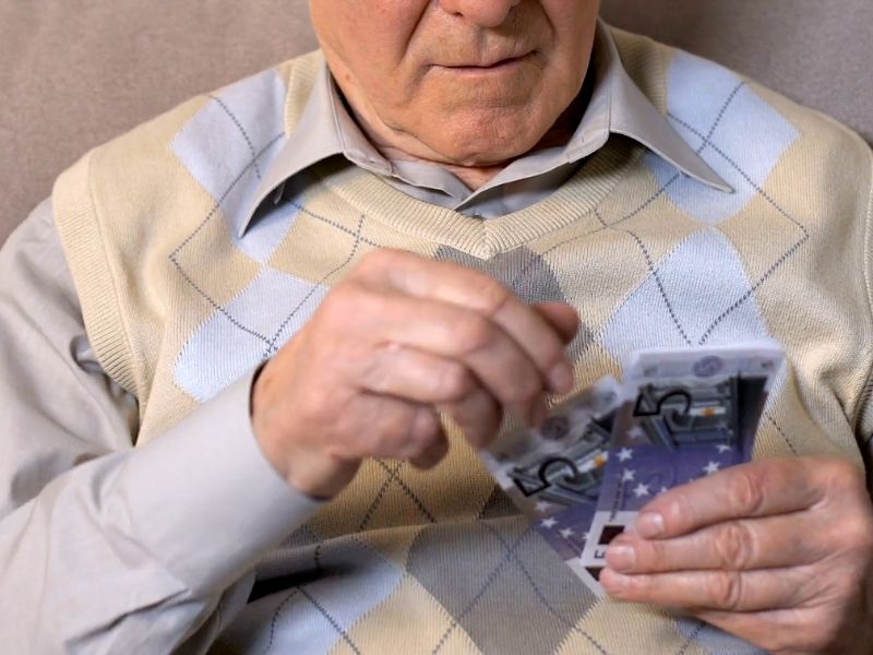 Ovaj kredit postaje sve dostupniji, s posebnim opcijama koje banke nude penzionerima, omogućavajući lakši pristup finansijskim sredstvima i razne vrste kredita